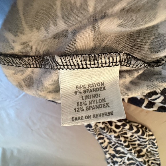St John Graphic Animal Print 3/4 Black/White TopSize Medium MSRP $345 - Picture 6 of 10